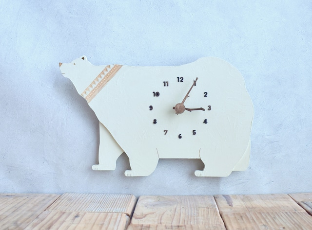 エスニックパターンが印象的なシロクマの時計 掛け時計 木製時計