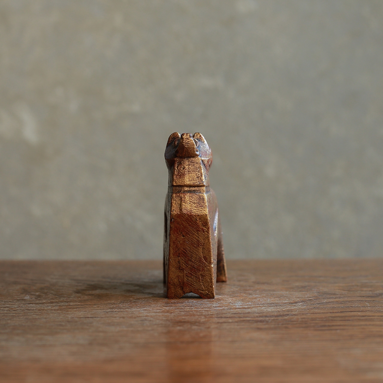 凛々しく立つ、ずっしりと力強い犬 4