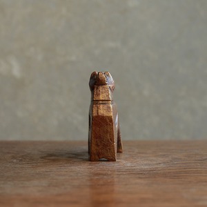 凛々しく立つ、ずっしりと力強い犬 4