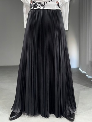 satin pleats maxi skirt / black