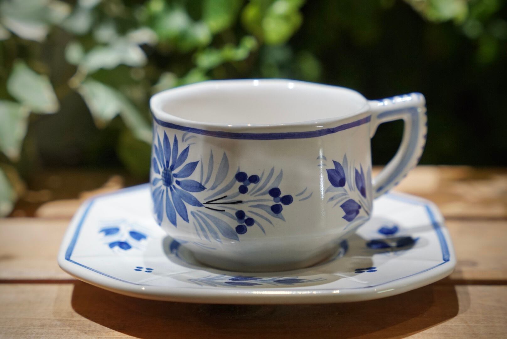 フランスの潮風と手仕事の物語、カンペール焼 カップ&ソーサー