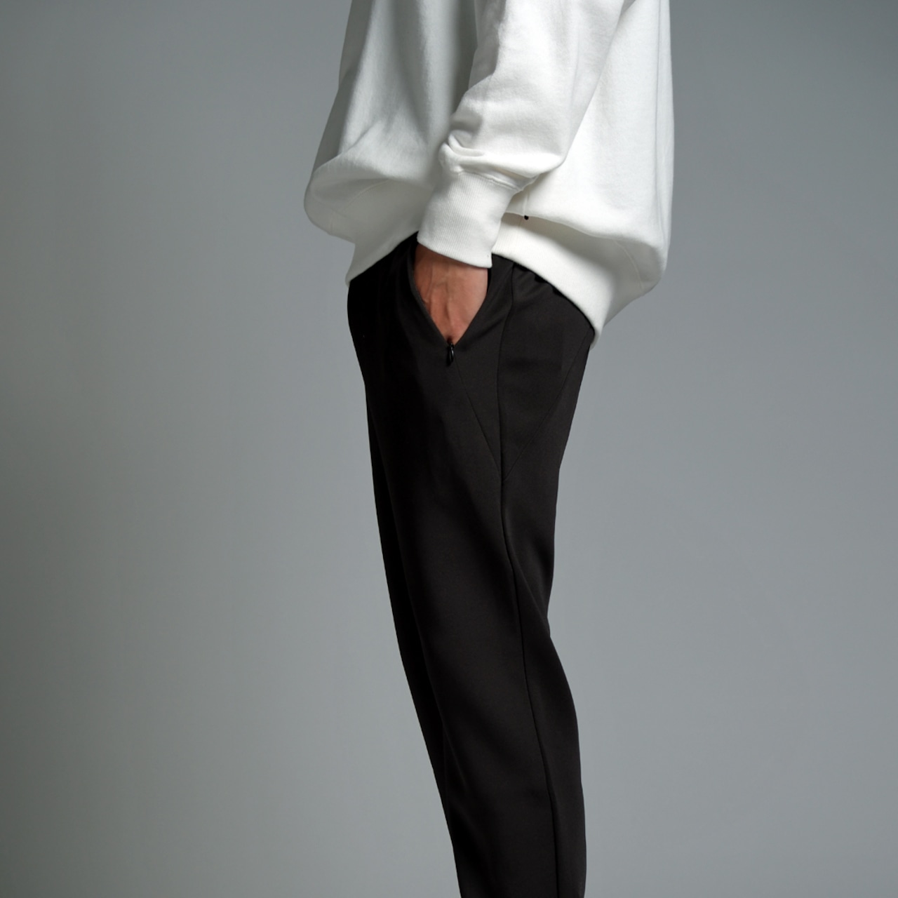 ジャージ素材テーパードパンツ