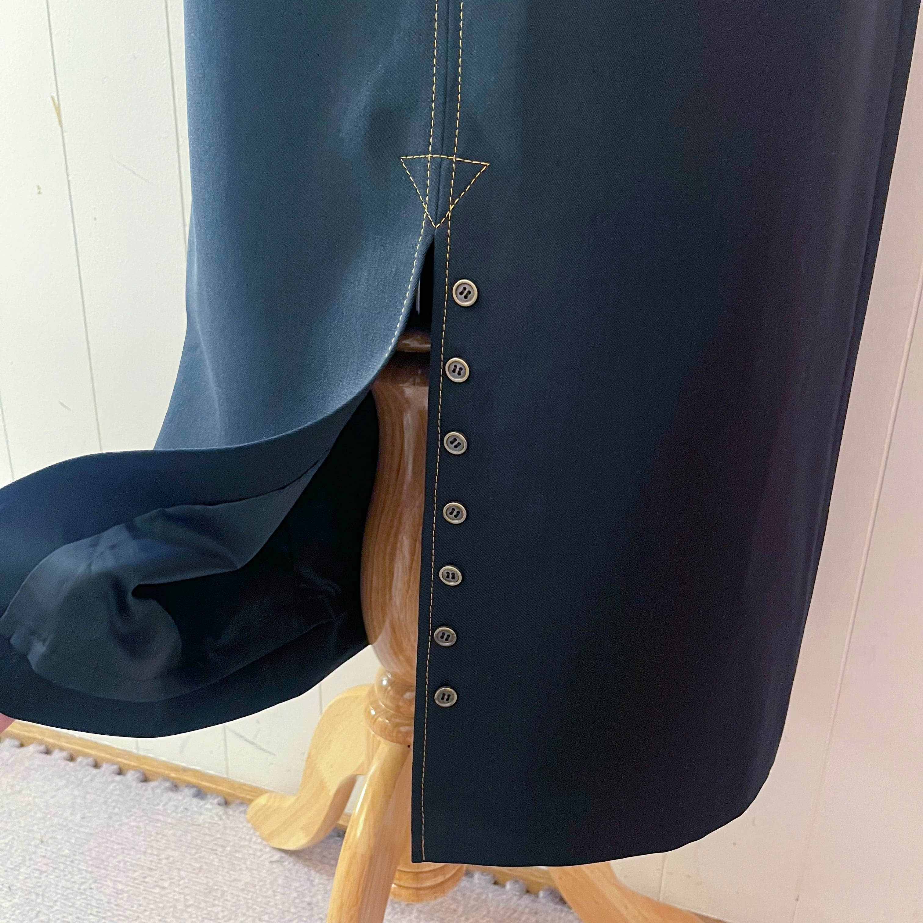front slit button black skirt