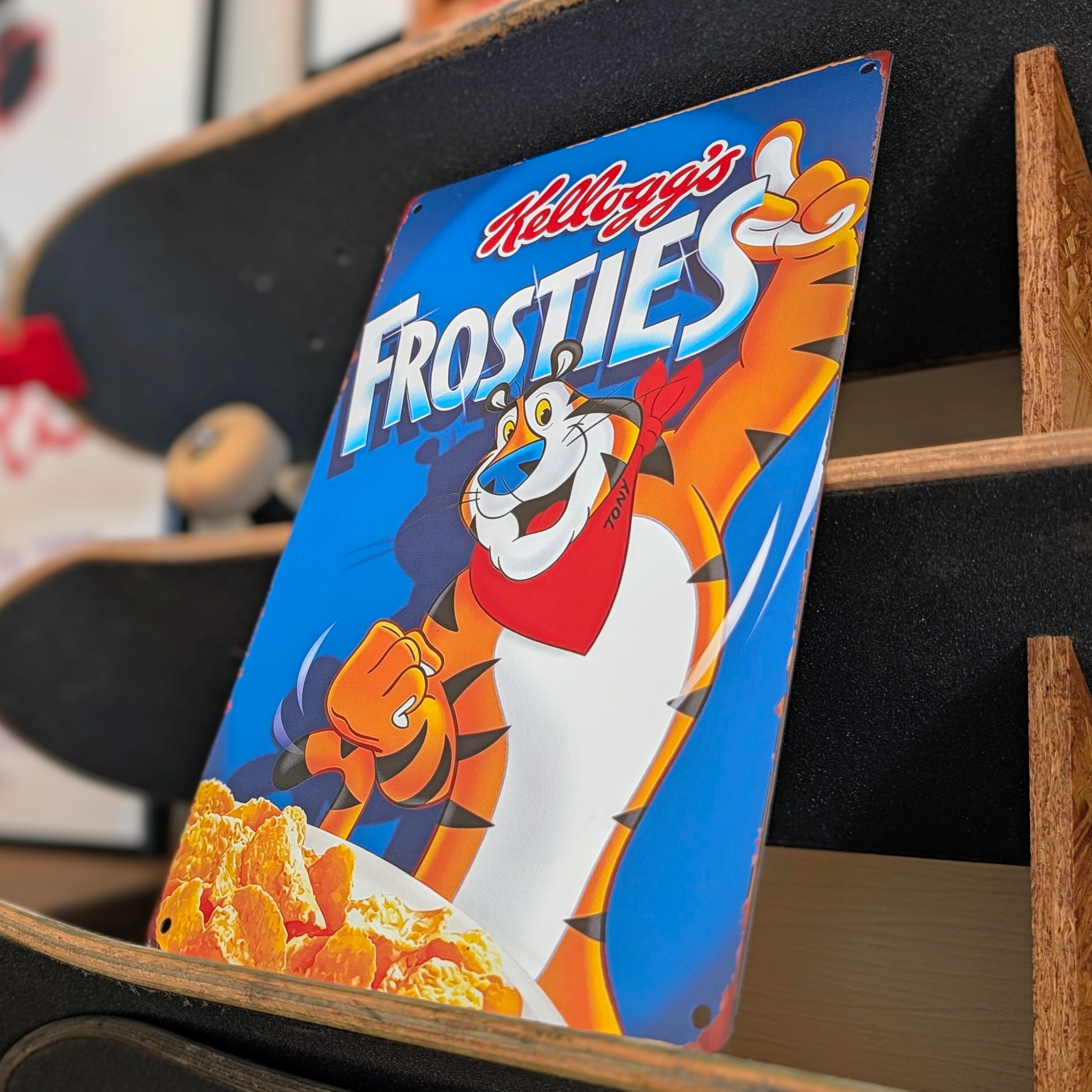 送料無料!ちょうどいいブリキ看板 【 Kellogg's FROSTED FLAKES ( ケロッグ シリアル フロステッド・フレークス ) 】トニー・ザ・タイガー / METAL SIGN / メタルサイン / ブリキ看板 / サインボード / ビンテージ加工〚アメリカン雑貨 アメトイ〛