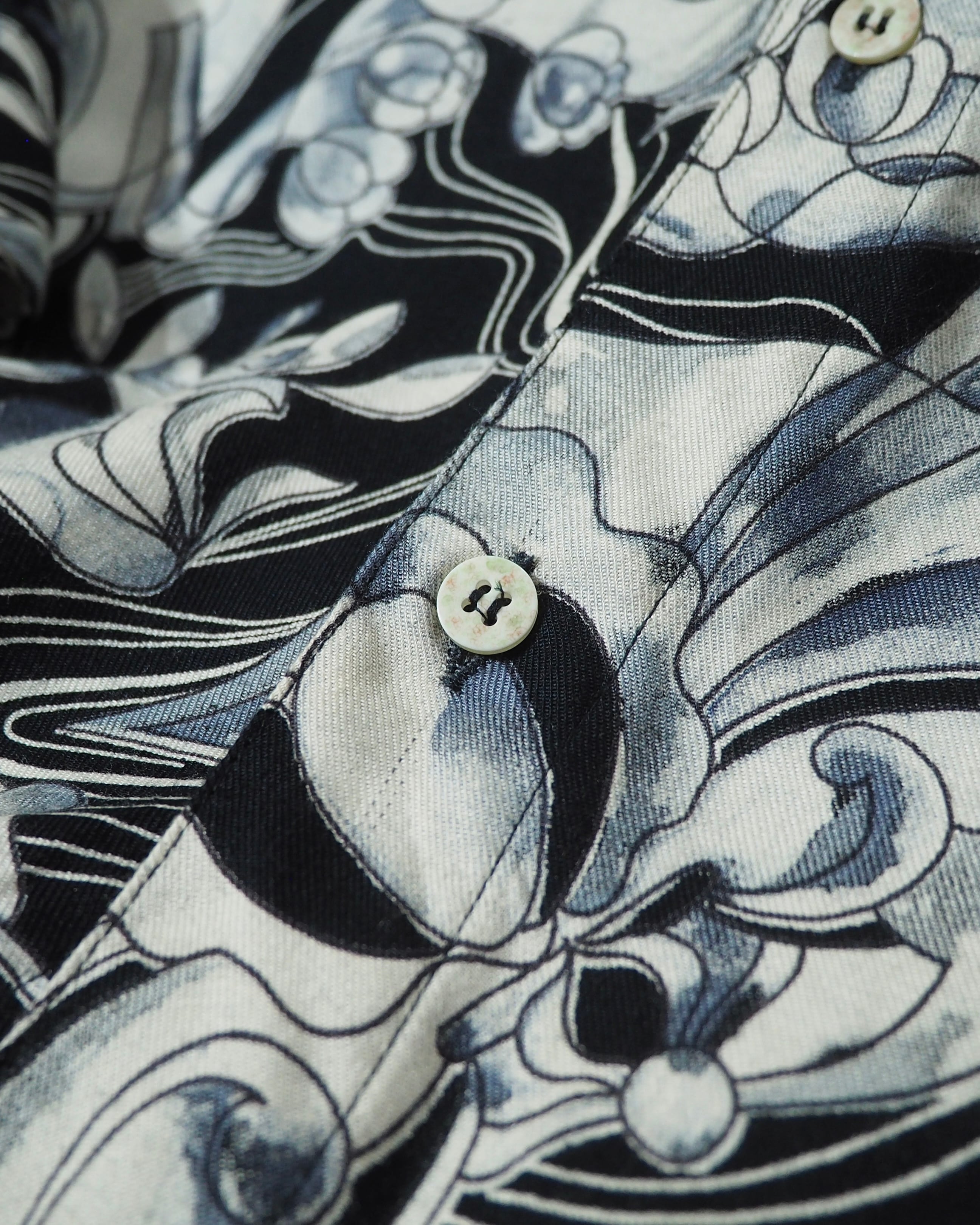 1990s " Made in Italy " Beautiful Monotone Flower All Over Pattern Vintage Loose Shirt