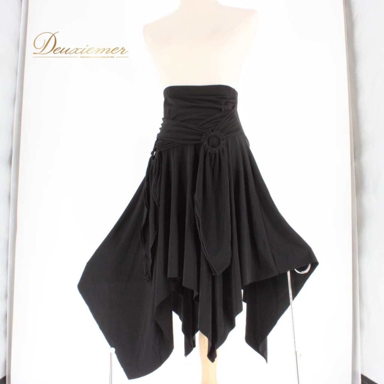 社交ダンス 衣装 スタンダード スカート レッスンウェア レディース 無地 シンプル ブラック系 練習着 黒 フォーマル 上品 気品 かわいい レッスン スタンダードダンス スカート単品 フレアスカート フリル リボン風デザイン ラップ風 カシュクール風 モノトーン ブラック フォーマルウェア 練習用 ダンス衣装 きれいめ シンプルデザイン 大人可愛い エレガント 華やか ストレッチ素材 ポリエステル 通気性 体型カバー フリル部分 裾長め 動きやすい シルエット 綺麗 裾 77.5cm 黒スカート