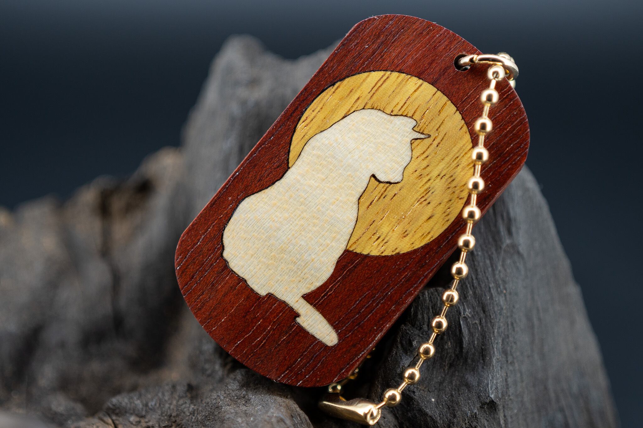 【鮮烈な赤】 サティーネ ドッグタグ 象嵌 横を向く上品な猫