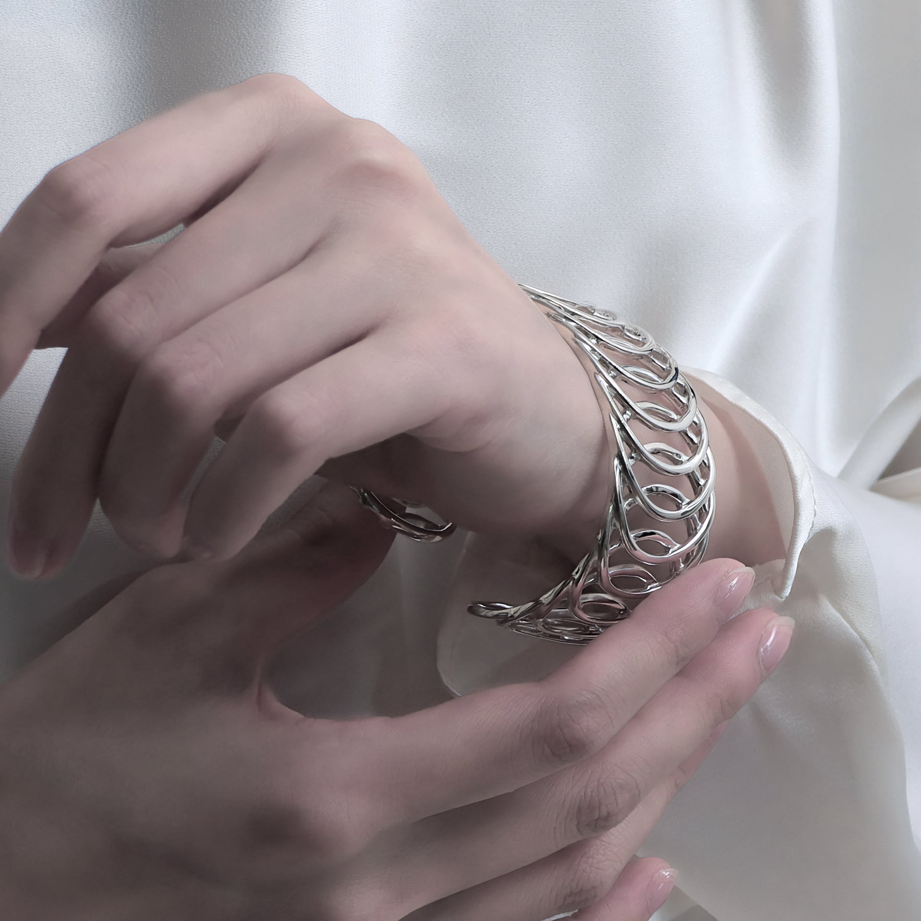 ego] oval pattern overlap design bangle [cyb7] / Y2404INB5261