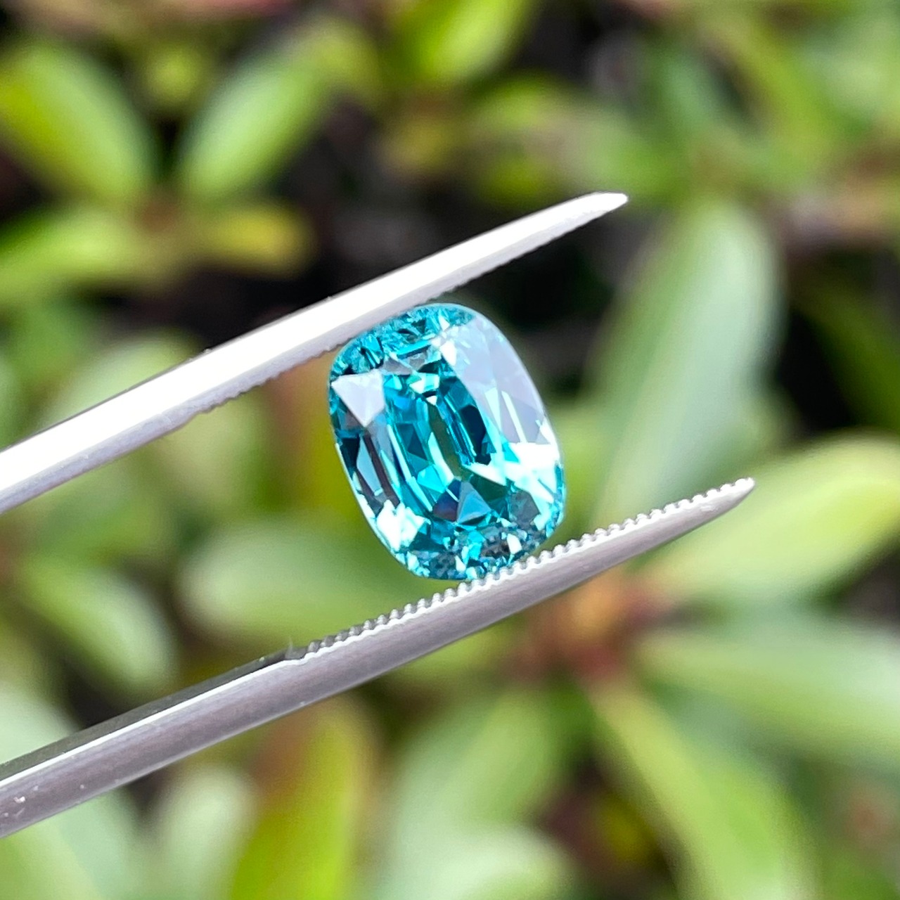 ブルージルコン クッションシェイプ 9.4x7.0x4.8mm, 3.50ct カンボジア産