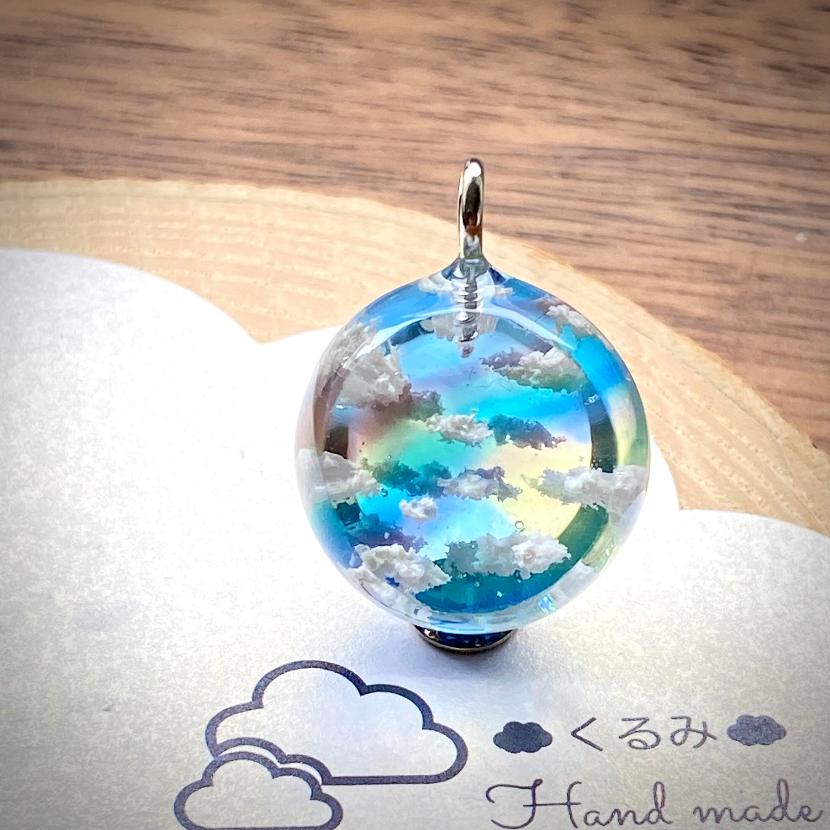空&雲ペンダント 2割カット球体 青空にかかる虹