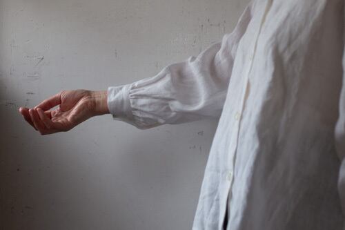 予約販売】 SALUÉ バンドカラーギャザーシャツ ライトウェイトリネン  