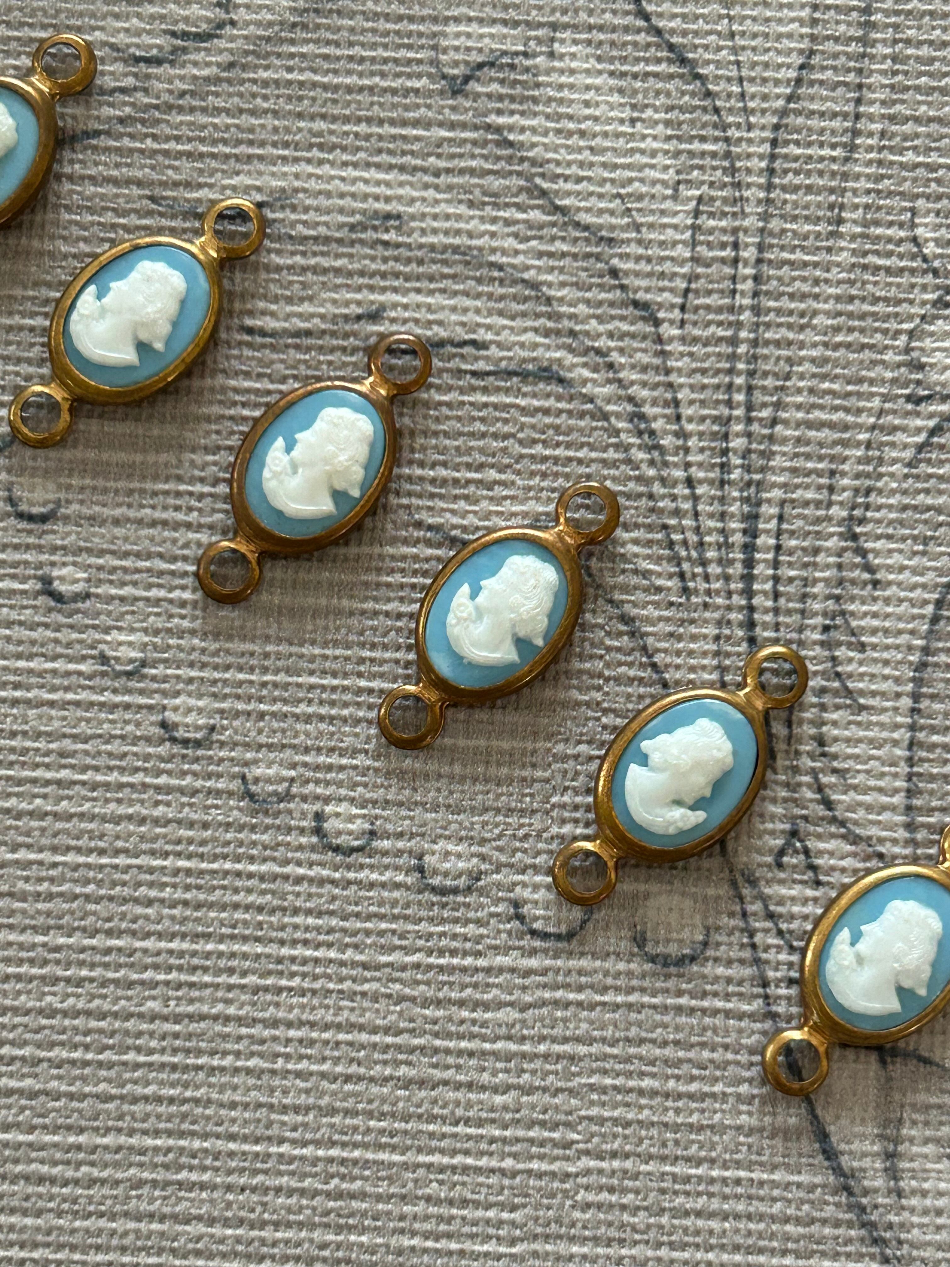 ドイツVintage カメオ付きコネクター ライトブルー×ホワイト 真鍮 アクセサリーパーツ