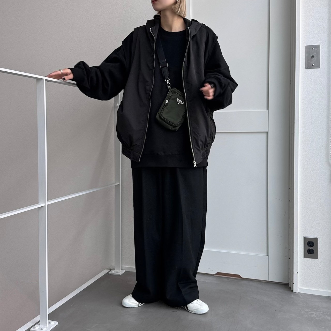 【受注予約:3月上旬入荷予定】異素材ドッキングフーディーvest/ブラック