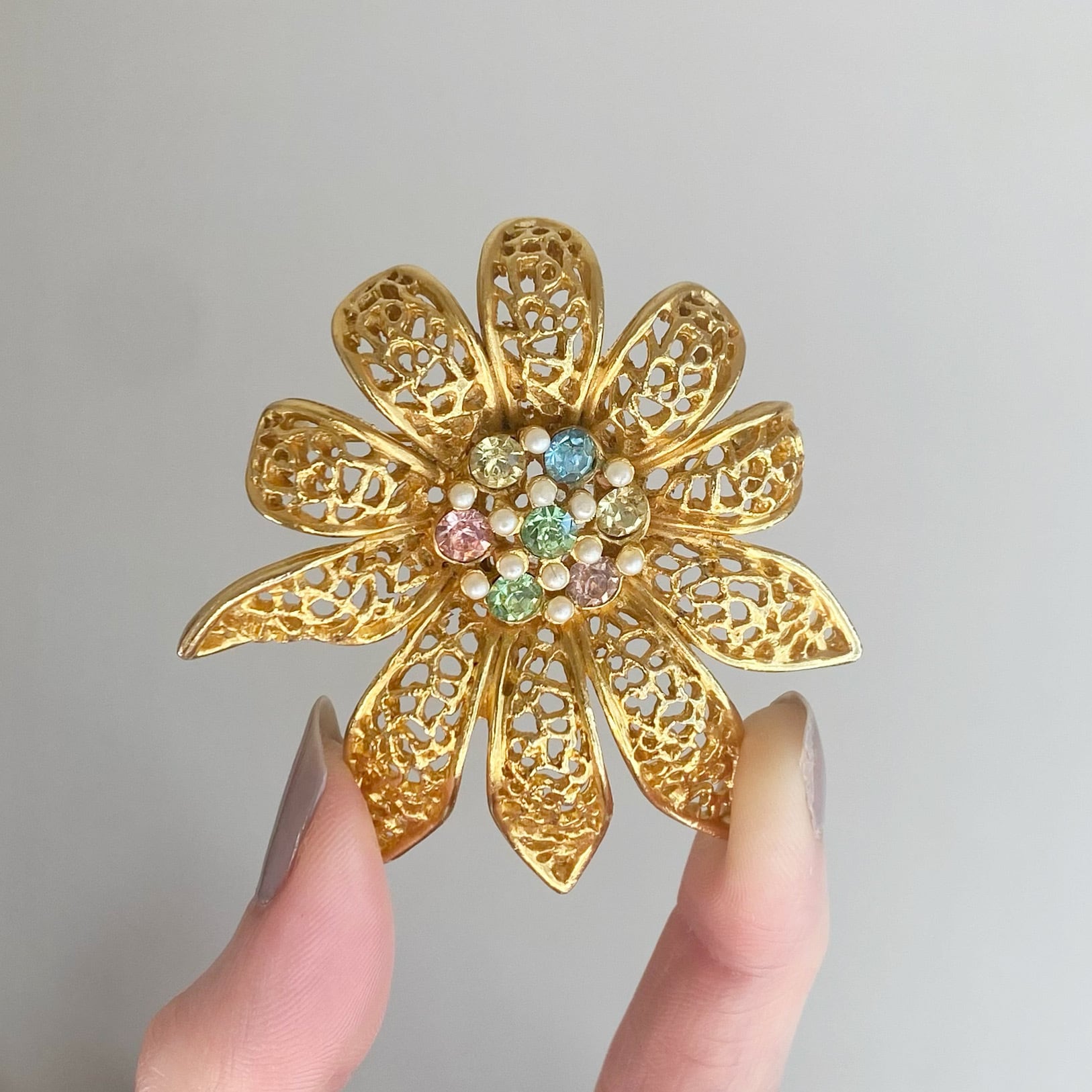 B.S.K. ゴールドトーンカラフルラインストーン花のブローチ