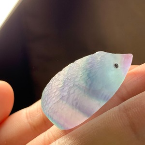 3セレスタイトに住み着いているフローライトハリネズミさん