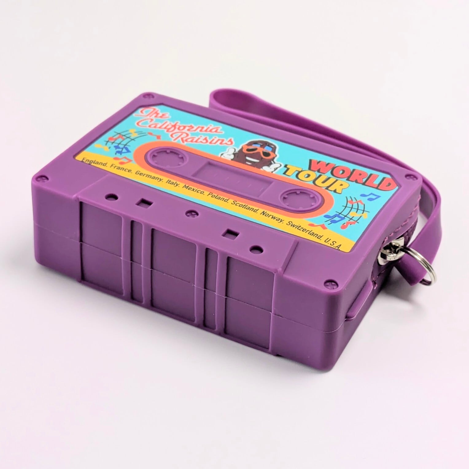 【 California Raisins（ カリフォルニアレーズン ） 】SILICONE POUCH ( シリコーンポーチ )  カセットテープ型 ストラップ付き / 小物入れ / コインケース / コスメポーチ 〚アメリカン雑貨 アメトイ〛