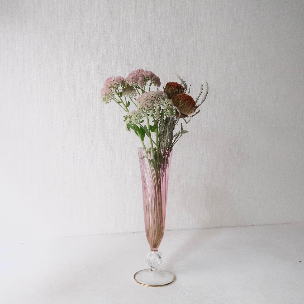 ピンクグラデーションの花瓶