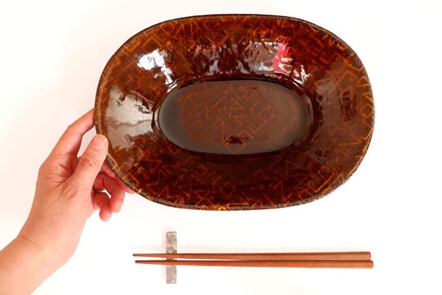 民族模様の大皿 アラビア数字 陶器 OKAMA Studio 岡安まりな | うつわ