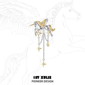 夢空を駆けるペガサスの星雫ブローチ E00635