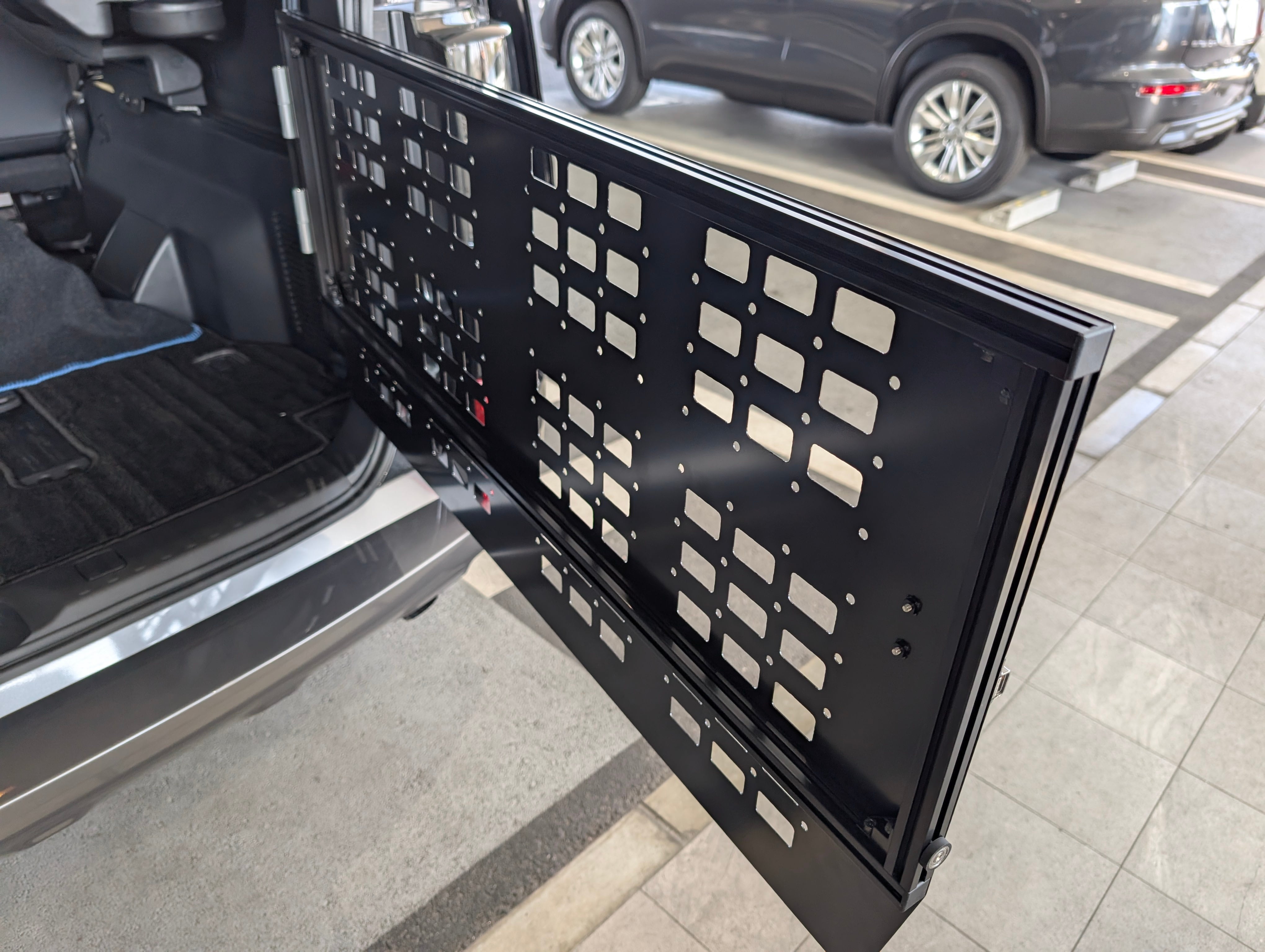 MDF デリカD:5用 リアゲートバリカー右開き 【スチール製カーゴ