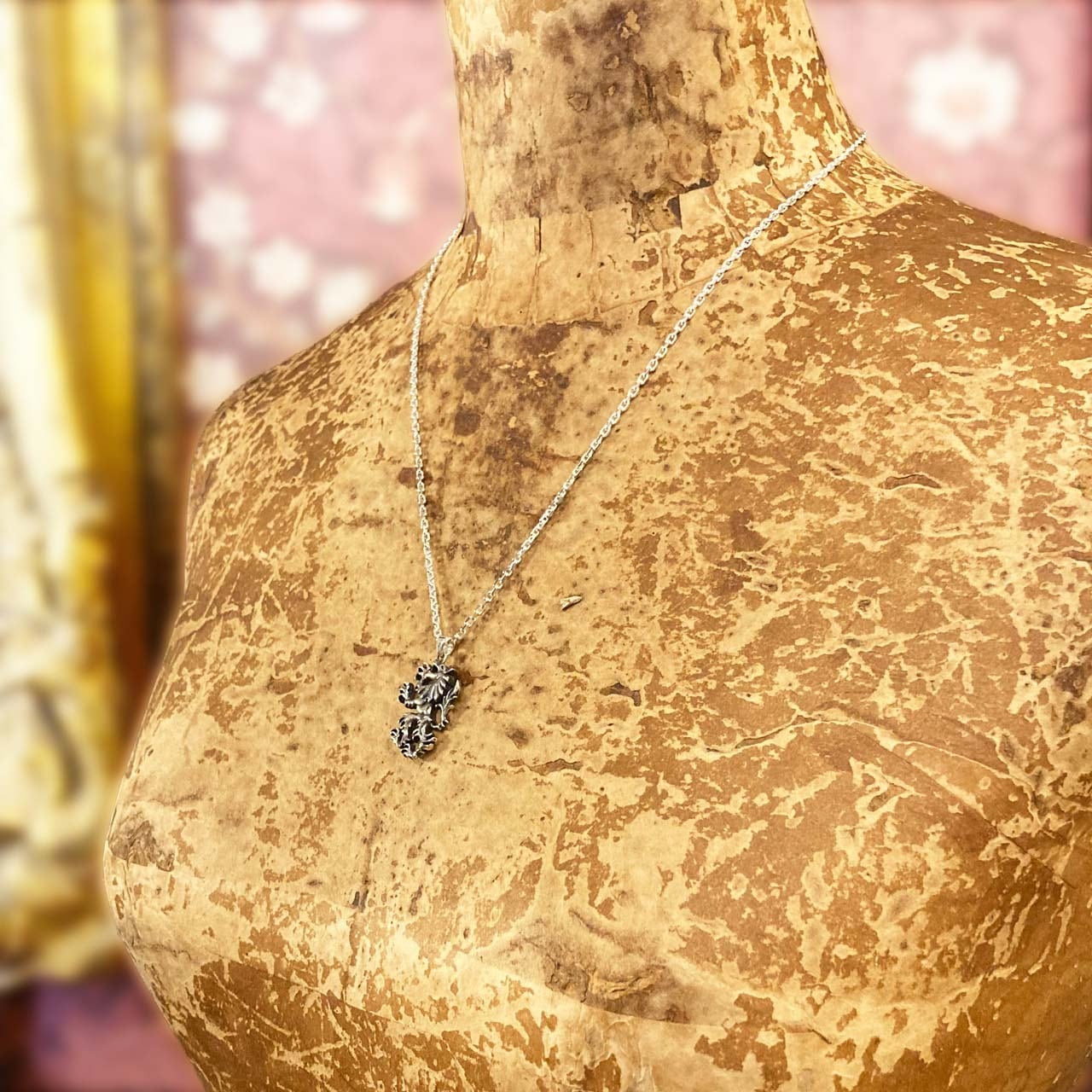 紋章の獅子のペンダント | Dahliacyan/ハンドメイドの革製品と彫金