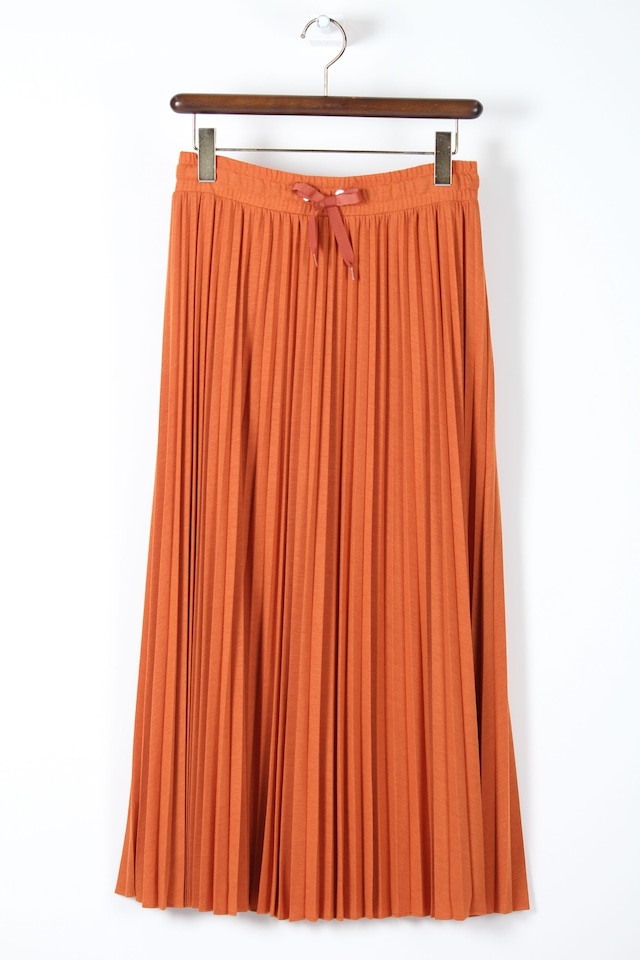 オレンジのプリーツスカート