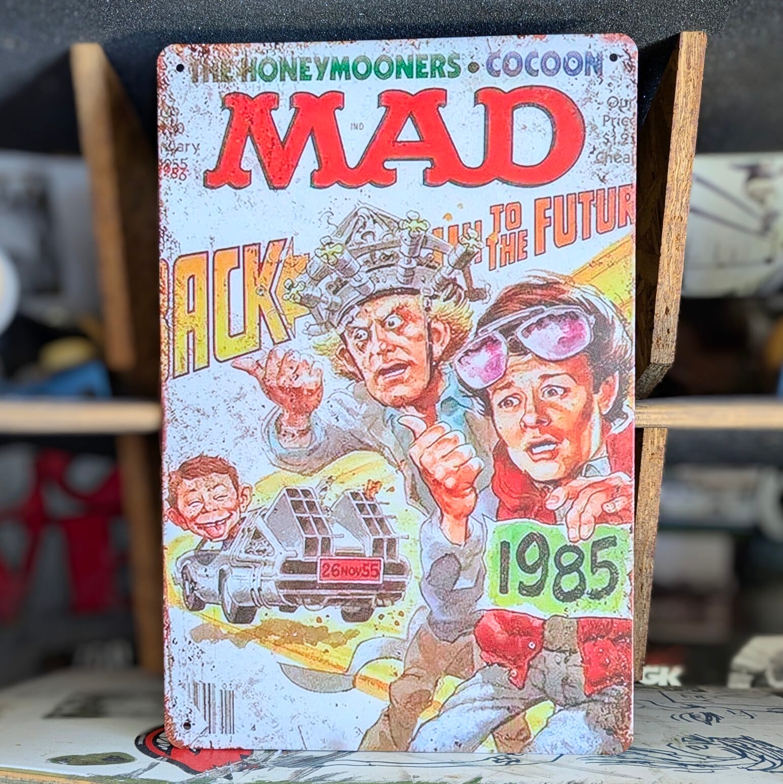 送料無料！ちょうどいいブリキ看板 【 MAD / マッド マガジン】『 バック・トゥ・ザ・フューチャー 』 アルフレッド・E・ニューマン / METAL SIGN / メタルサイン / ブリキ看板 / サインボード / ビンテージ加工〚アメリカン雑貨 アメトイ〛