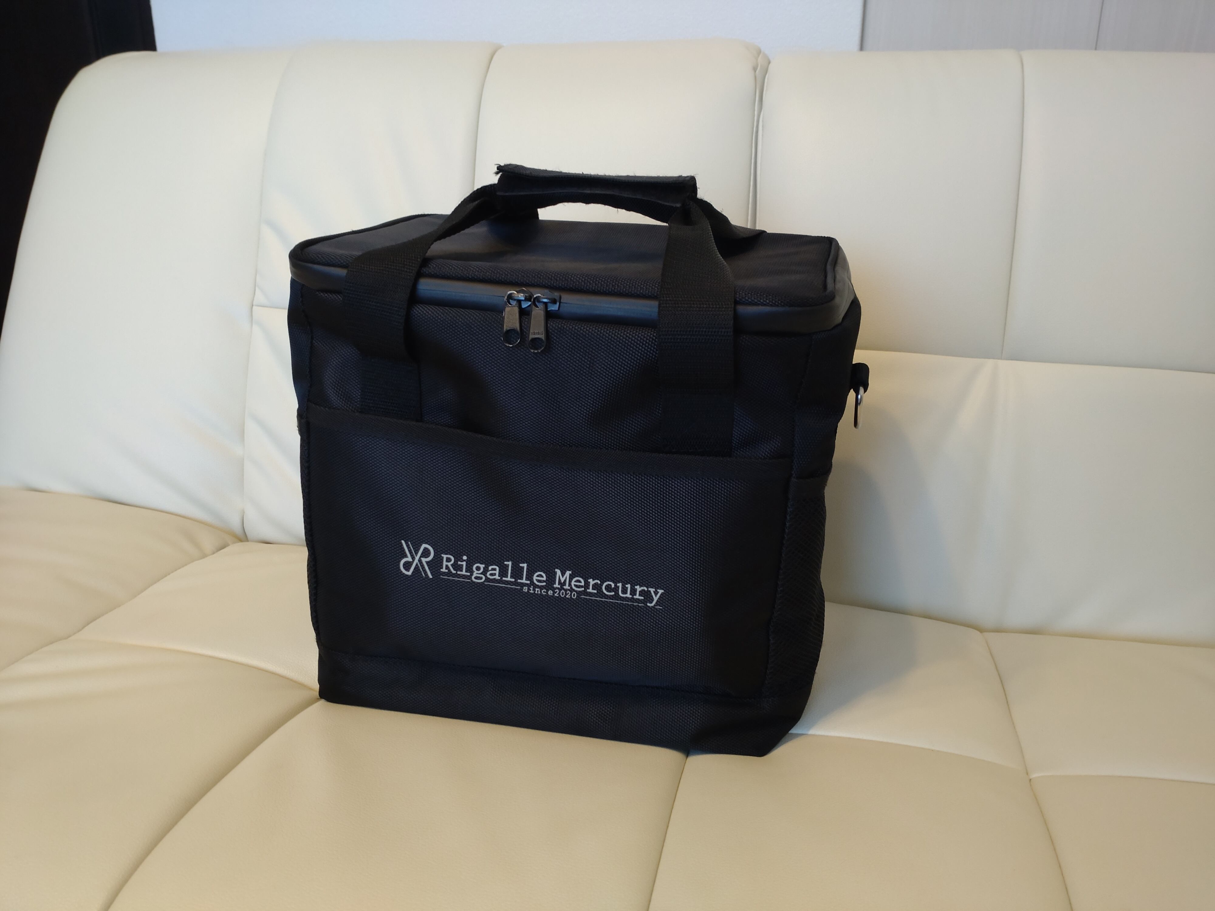 アウトレット Regale Mercury ロゴ小さめ 保冷力最強クラス ソフト クーラーバッグ クーラーボックス 15L 約28㎝(幅)x20㎝(奥行)x28㎝(高)【ブラック】