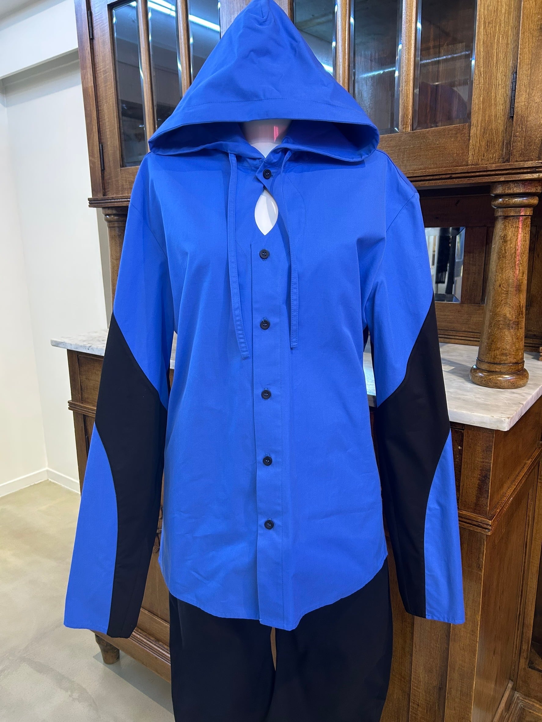 STRONGTHE teardrop hood shirt