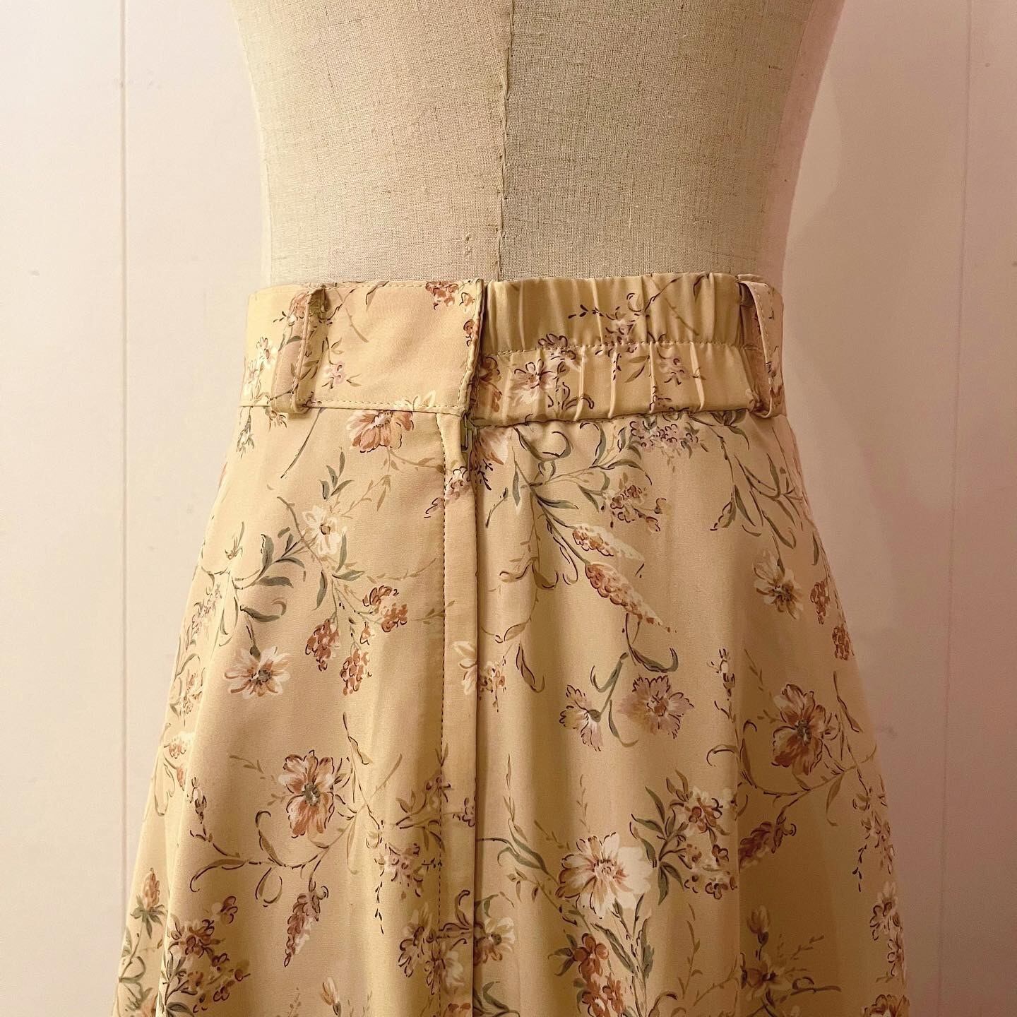 cream beige flower belt flare skirt