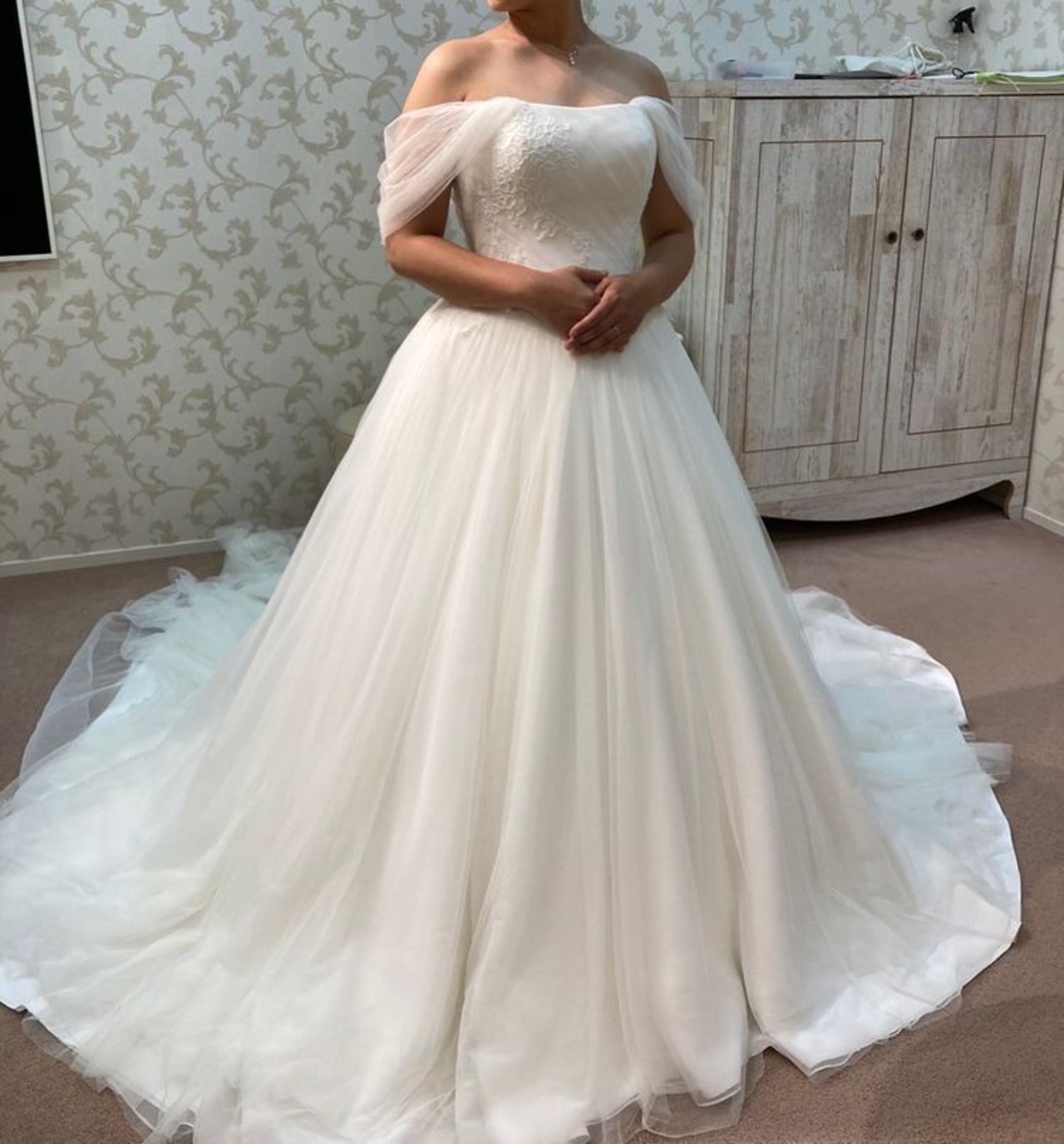 ウエディングドレス 取り外しオフショルダー ふっくら柔らかなバック  