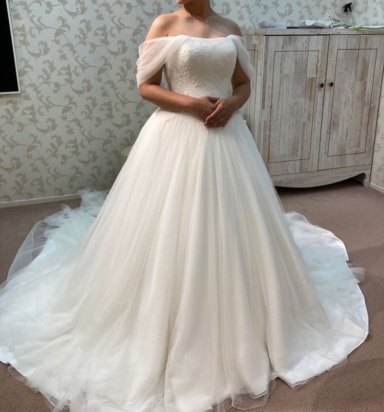 ウエディングドレス 取り外しオフショルダー ふっくら柔らかなバック  