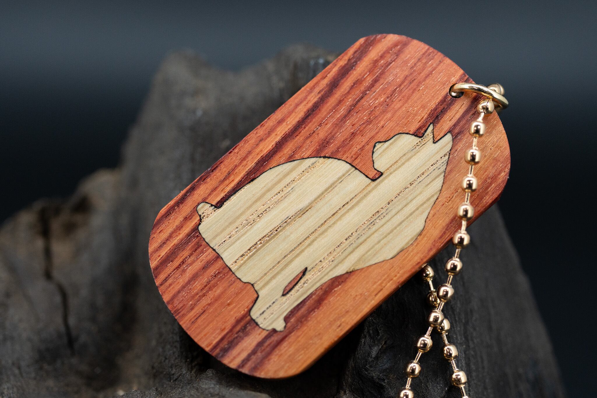 【 木材の女王】 チューリップウッド ドッグタグ 象嵌 優雅に座る猫