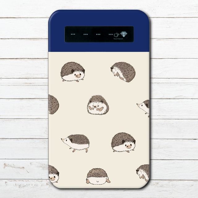モバイルバッテリー 動物 イラスト ハリネズミ ゆるい 可愛い かわいい Iphone 軽量 小さい 女性 男性 おすすめ 個性的 人気 イラストレーター クリエイター 絵師 グッズ 充電器 タイトル ハリネズミいっぱい 青 モバイルバッテリー 作 Hanami F 5