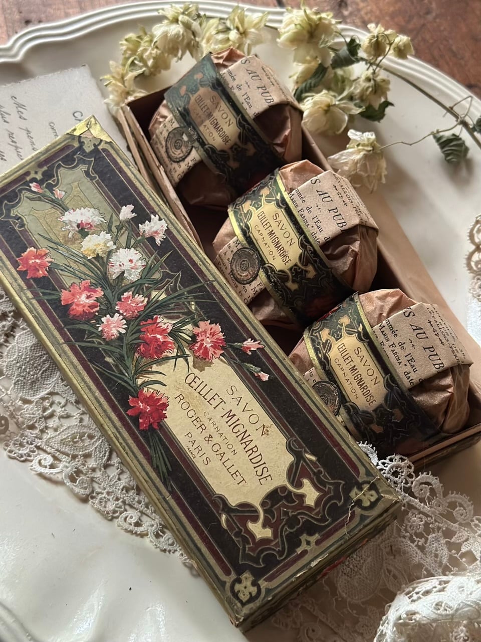 ロジェ•ガレのアンティークサボンBOXと稀少なパウダーケース ★ フランス雑貨 ROGER&GALLET 石鹸入り紙箱 ロジェガレ | Brocante de La Cocotte
