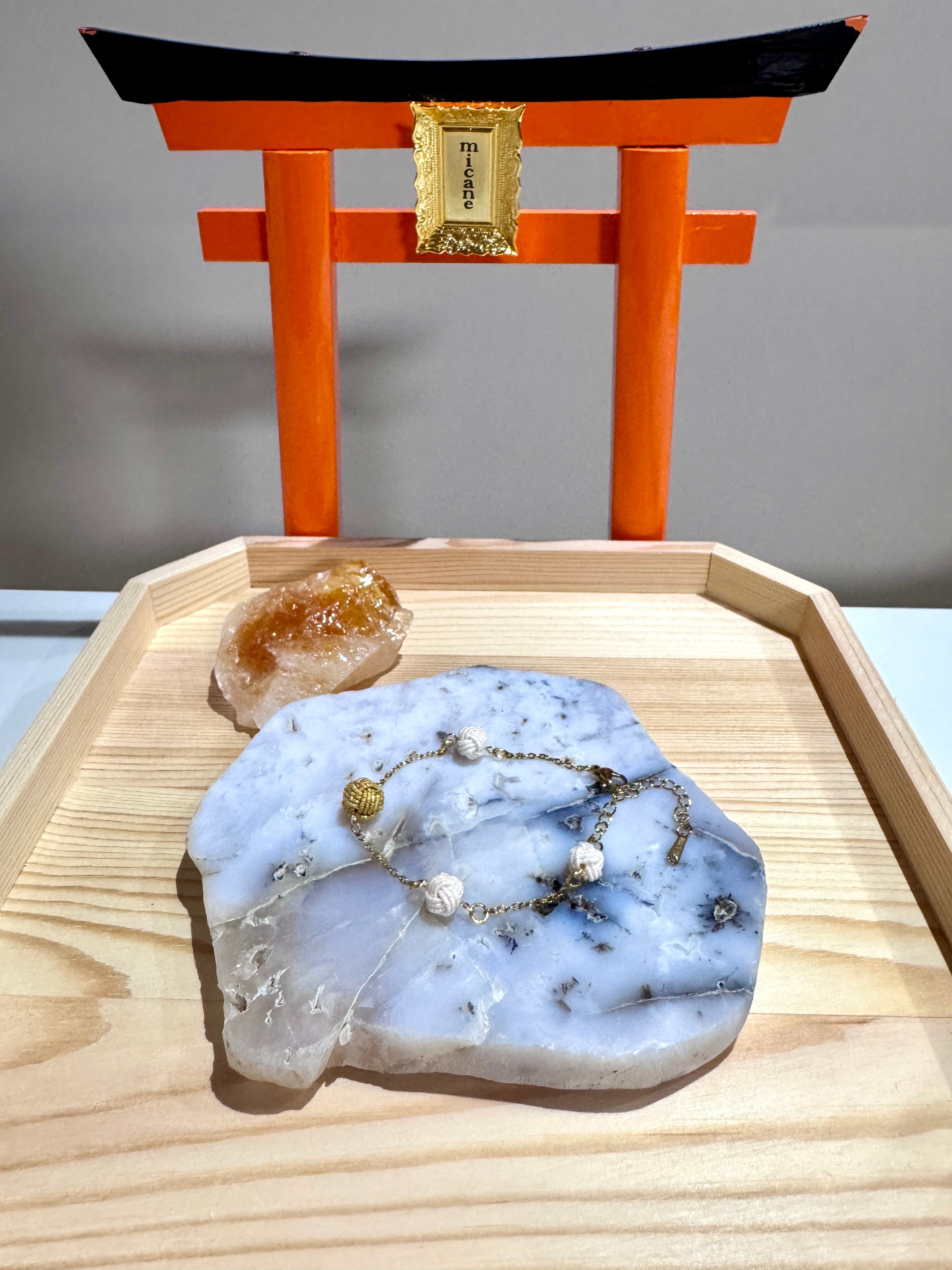 水引珠守ブレスレット〈ゴールド〉 — 繁栄と豊かさを結ぶ 金運の護り —