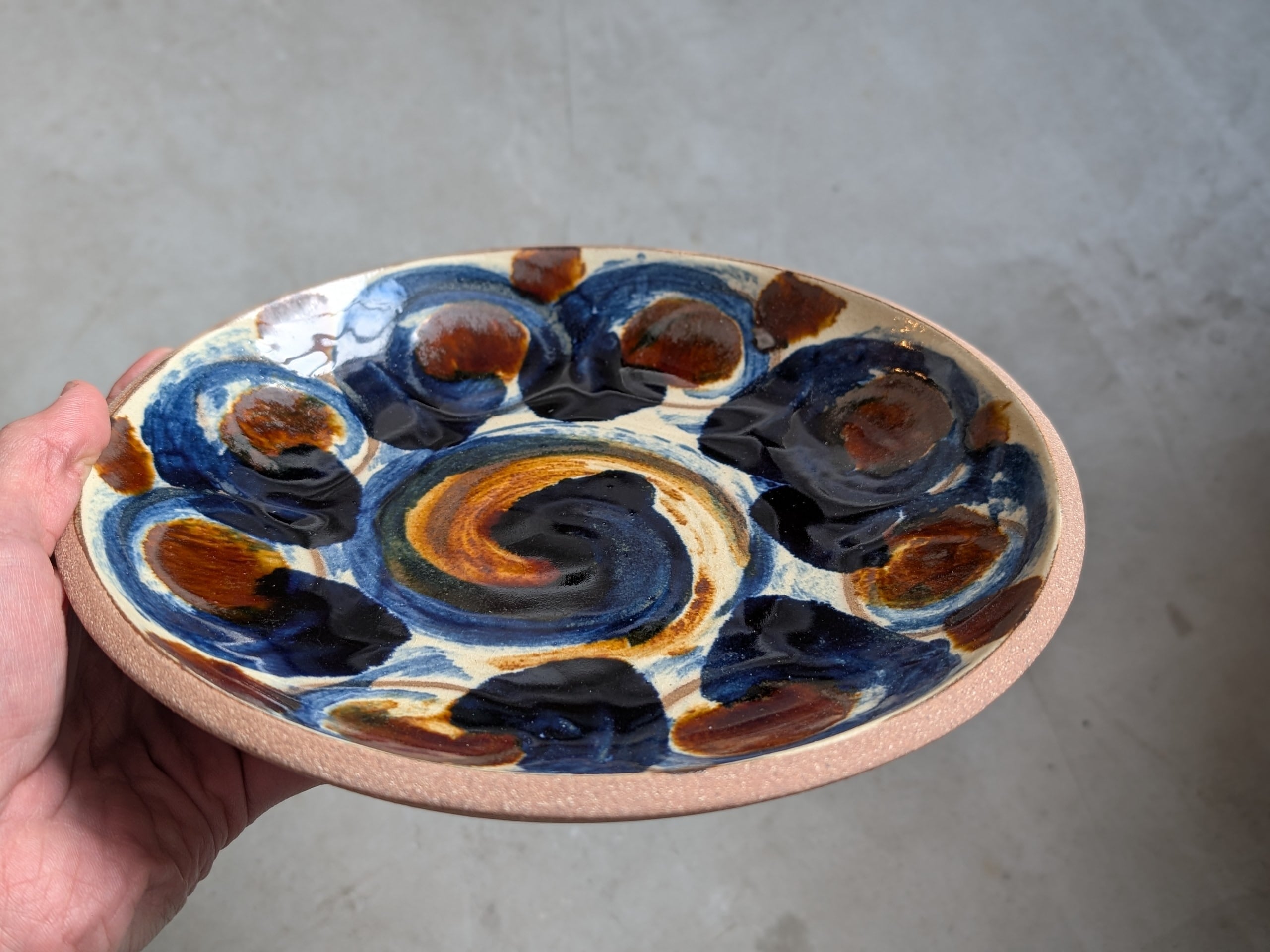 やちむん ちゃんぷるー皿・大 ／ ぐるぐるの太陽 | 一翠窯 | inoya