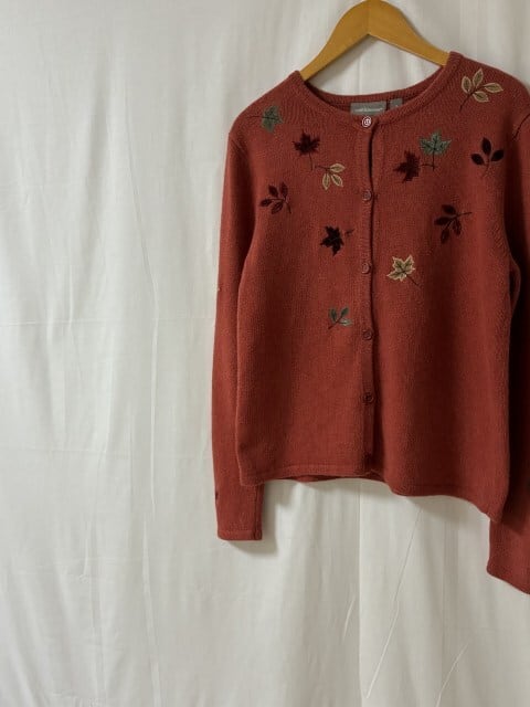 Leaf Motif Embroidery Design Crew Neck Cardigan