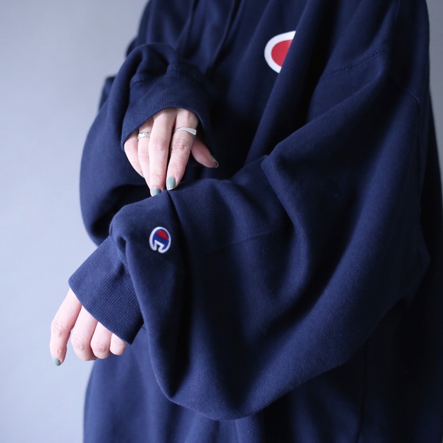 "Champion" dark navy color super over silhouette sweat parka