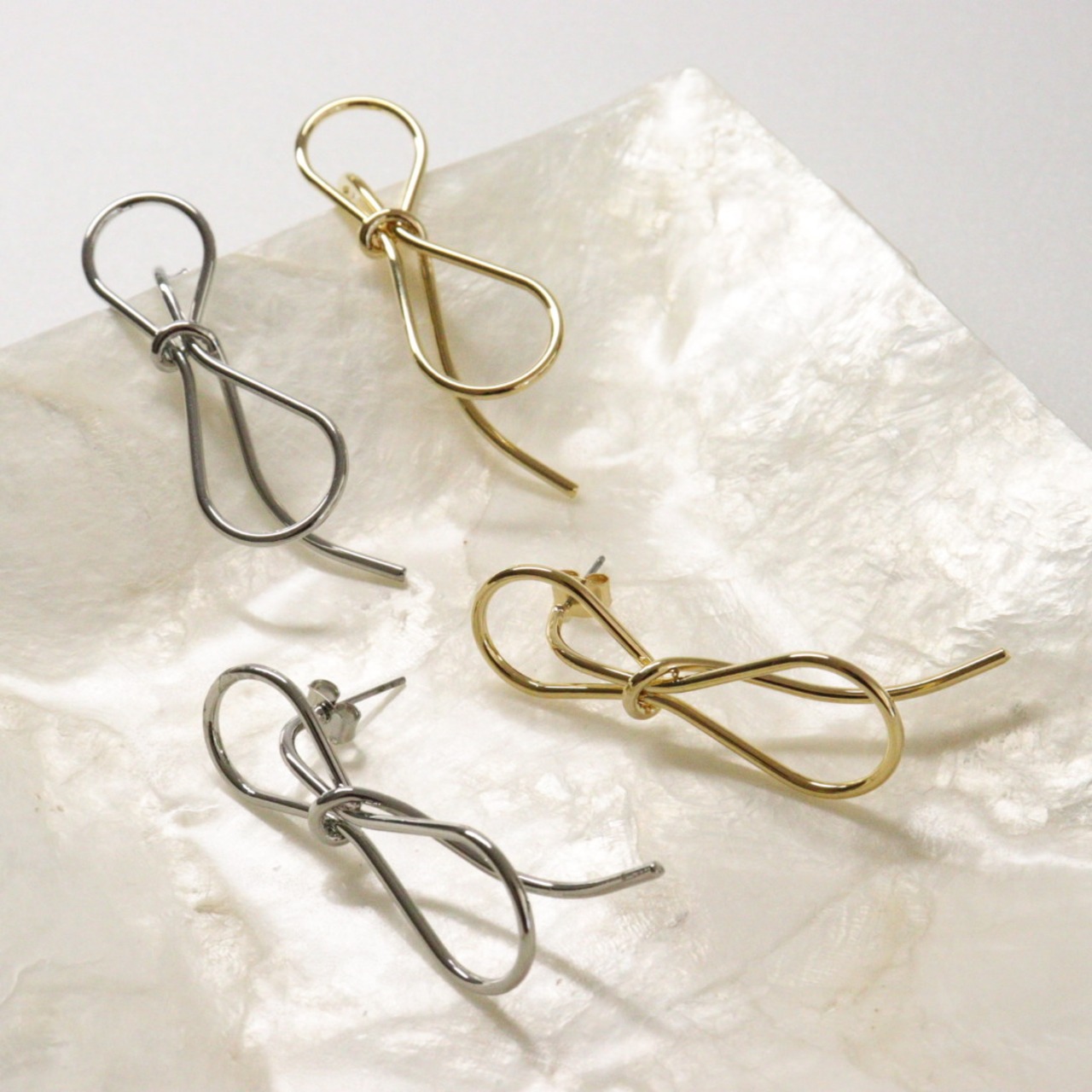 ノットデザインピアス 韓国デザイン 両耳用 GOLD・SILVER 4.5㎝ 繊細なデザイン リボンのようなデザイン 服に合わせやすい シンプルおしゃれ  bittersweet
