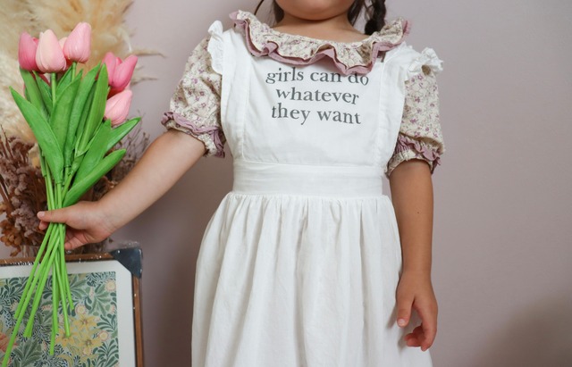 【取寄】英字プリントが海外風でおしゃれなエプロン風フリルワンピース