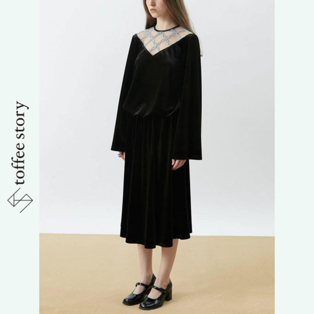 青の軌跡が揺れる影：カットアウトブラックドレス《XU0264》