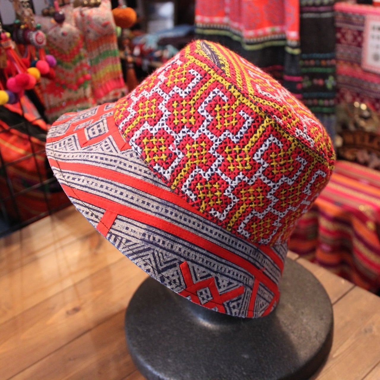 タイ山岳民族 帽子 モン族刺繡とろうけつ染めの帽子[B] | タイの民族刺繍雑貨・衣料