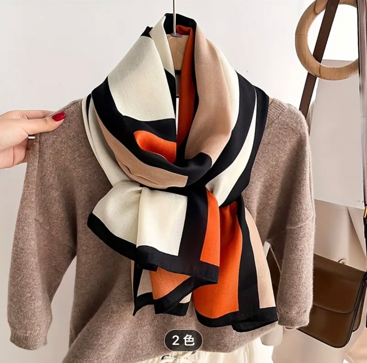 柔らかい素材の大判スカーフ　