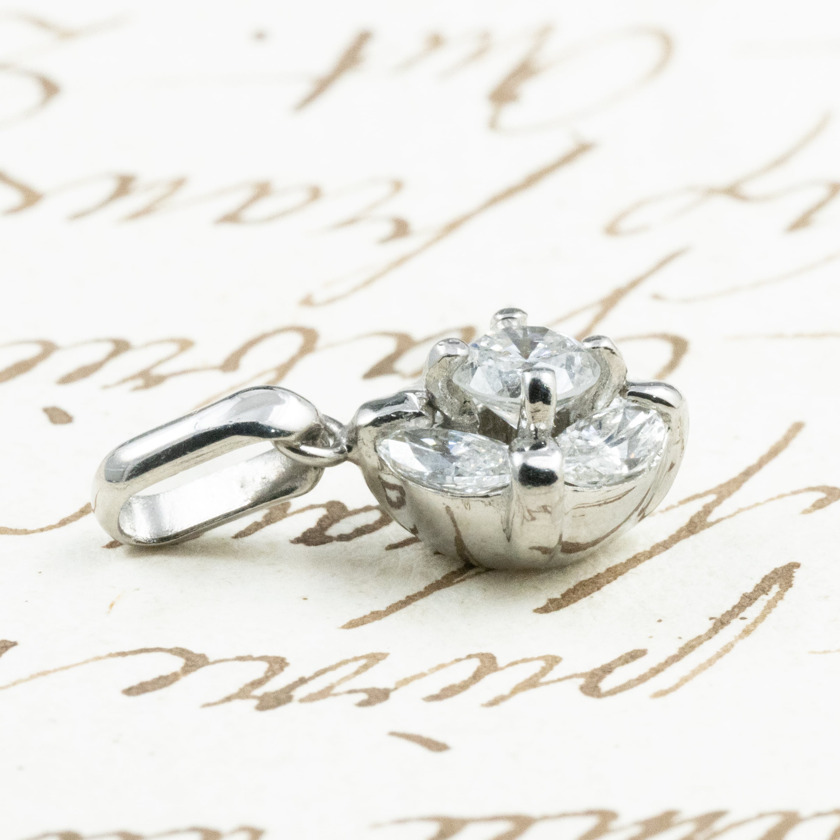 日本の作品】Pt900 ダイヤモンド 0.60ct 花 フラワー シンプルデザイン