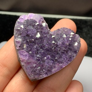 4.ハートアメジストクラスターに住み着いているフローライトハリネズミさん