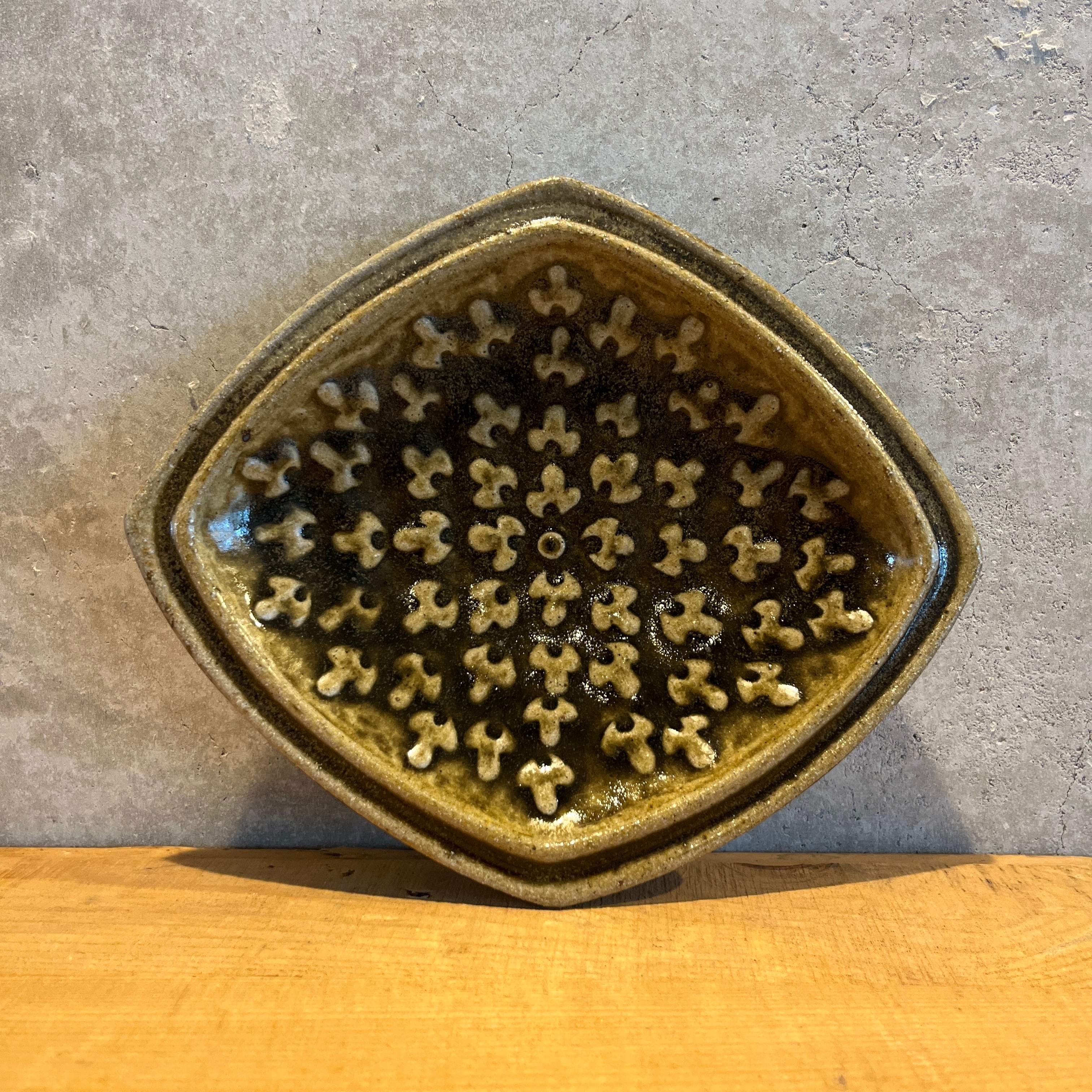 すゑもの亀屋 平沢崇義 陽刻三形皿