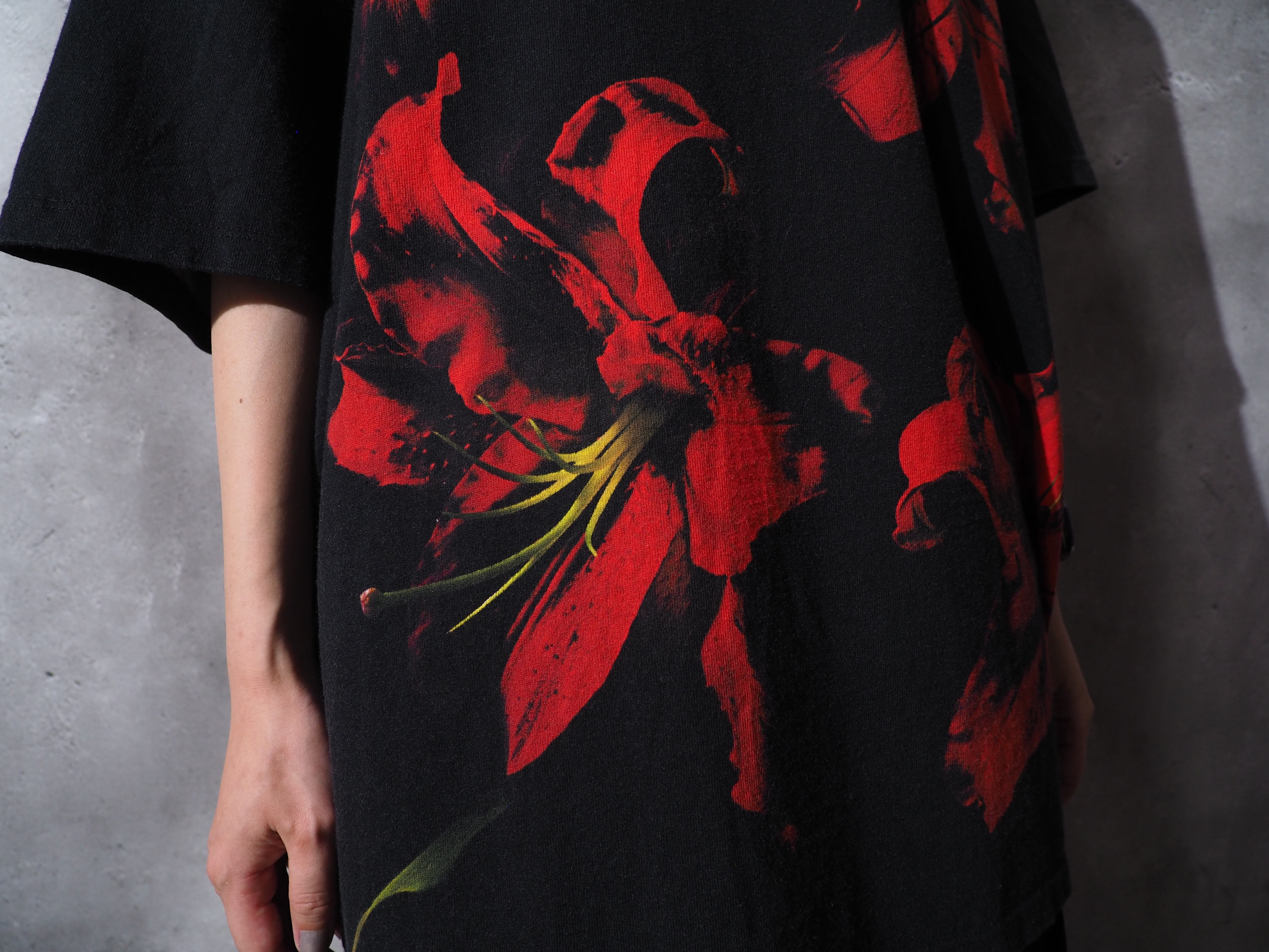 ” LAD MUSICIAN ” red lily painted loose black Tee