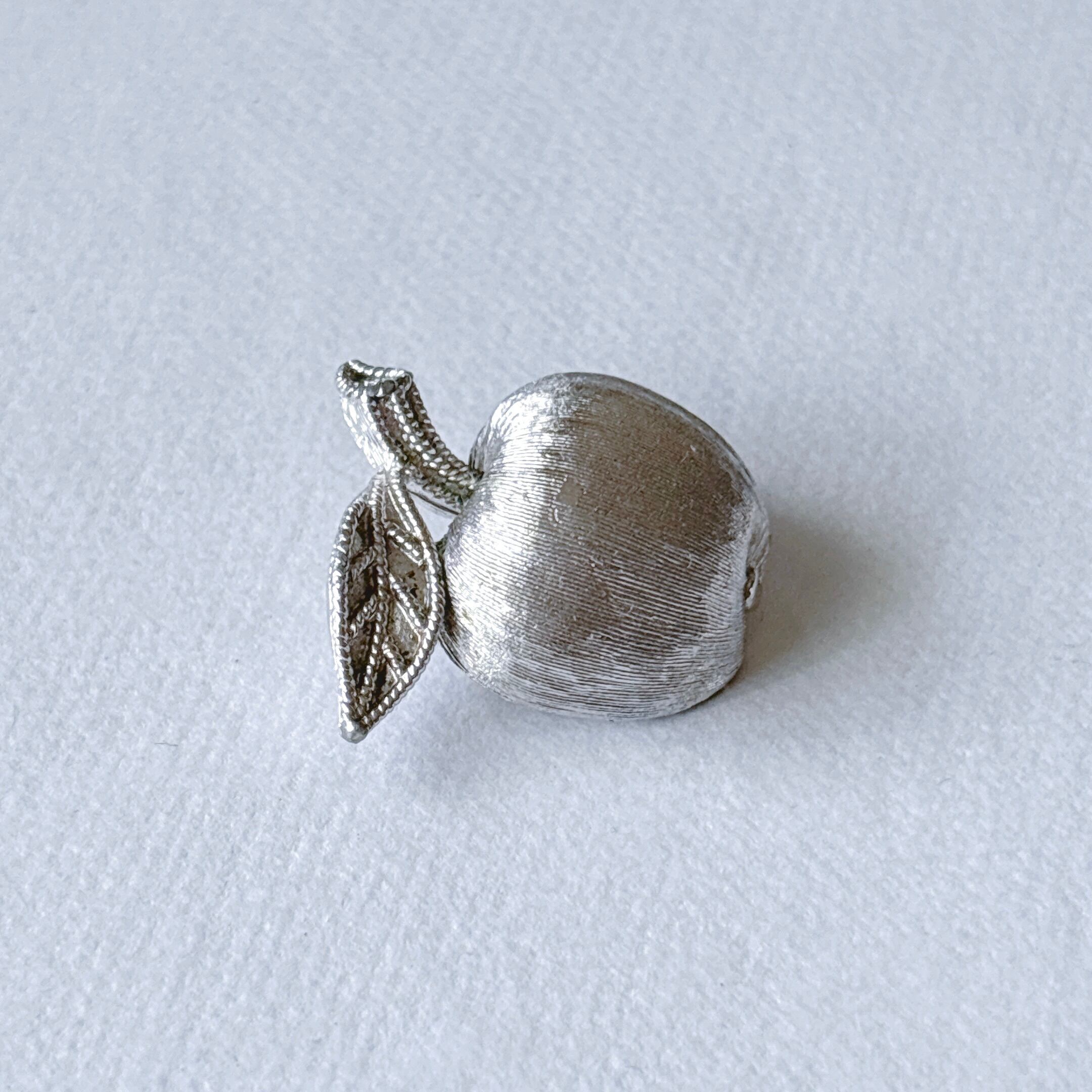 TRIFARI Vintage 50s - 60s silver tone apple brooch ヴィンテージ 50