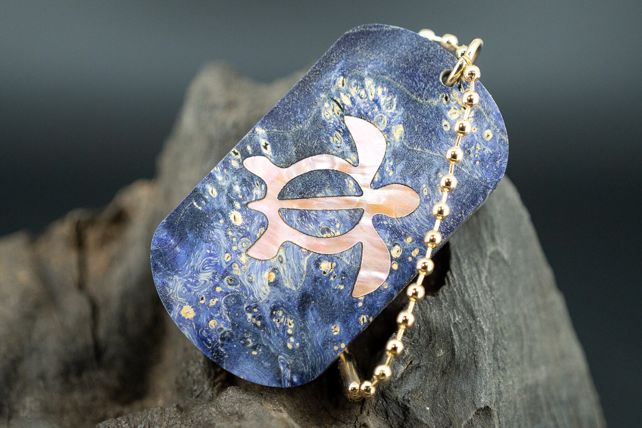 【カナダの象徴】ハードメープル 瘤杢 スタビライズウッド ドッグタグ 木象嵌 浅瀬で泳ぐウミガメ